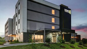 Un hotel moderno con un llamativo letrero que dice 