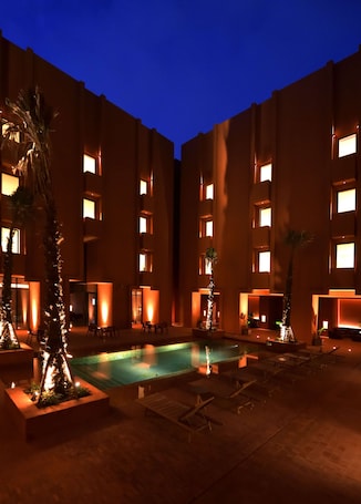 Una piscina al aire libre de temporada. Doubletree By Hilton Ben Guerir Hotel & Residences