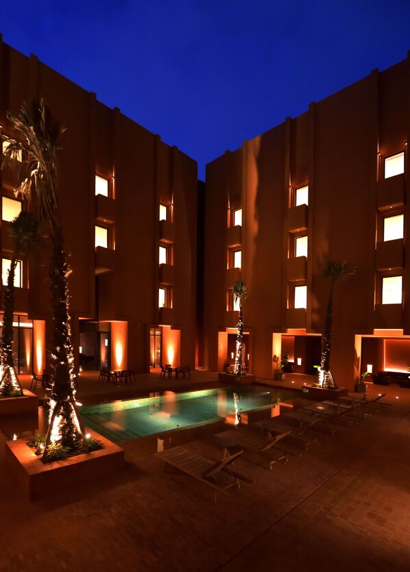 Seasonal outdoor pool - Doubletree By Hilton Ben Guerir Hotel & Residences (Ben Guerir)