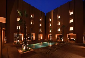 Seasonal outdoor pool - Doubletree By Hilton Ben Guerir Hotel & Residences (Ben Guerir)
