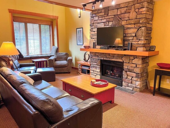 Una televisión, una chimenea