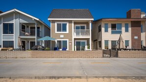 Exterior - Giant Beachfront Home with Parking near the Pier (Newport Beach)