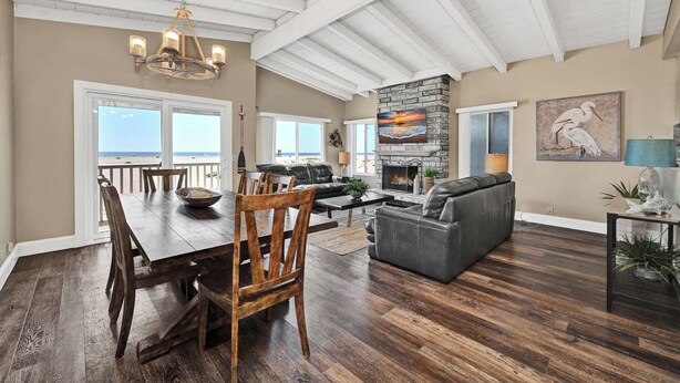 Living area - Giant Beachfront Home with Parking near the Pier (Newport Beach)