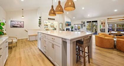 Sister Bay Retreat | Sleeps 12 + Game Room