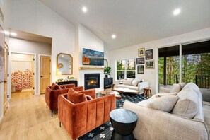 Een smart-tv, een open haard en tafelvoetbal