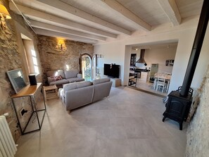 Televisor intel·ligent, llar de foc i estèreo 