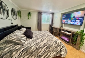 2 makuuhuonetta, tallelokero huoneessa, työpöytä, silitysrauta/-lauta