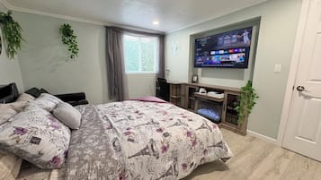 2 bedrooms, in-room safe, desk, iron/ironing board
