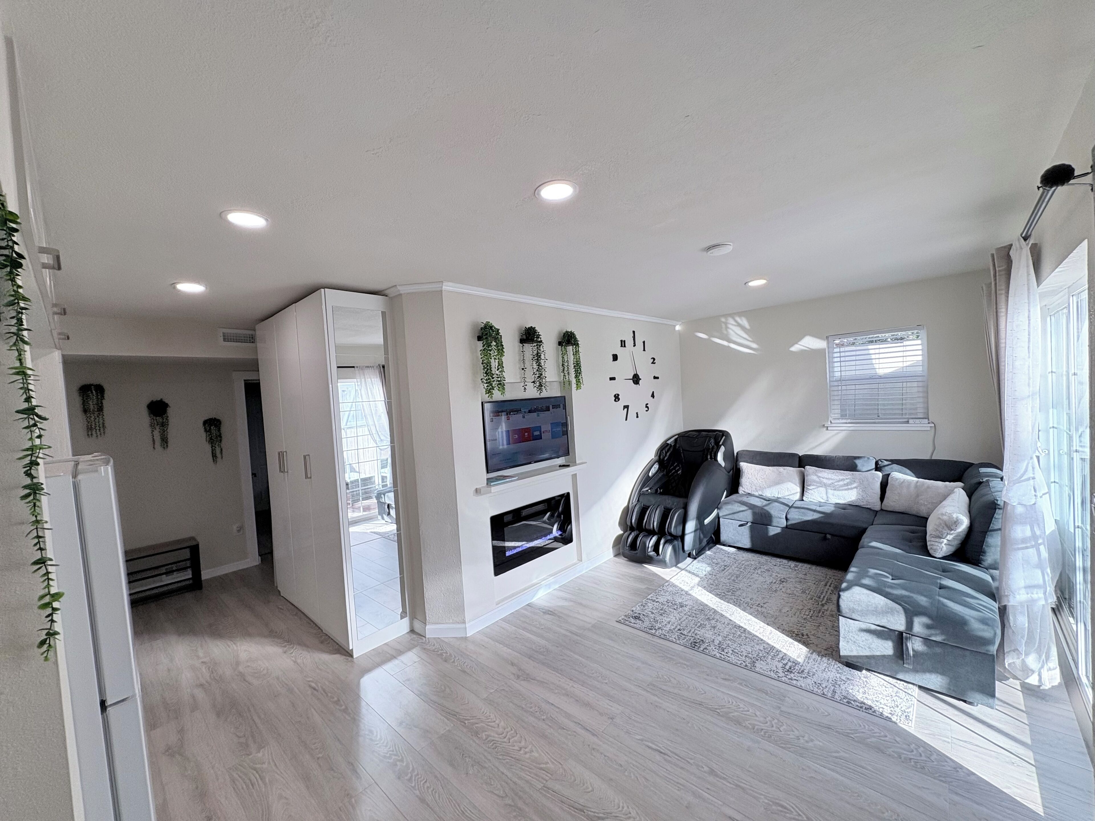 Smart-TV, Kamin, Videospiele, Bücher