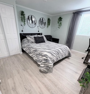 2 bedrooms, in-room safe, desk, iron/ironing board