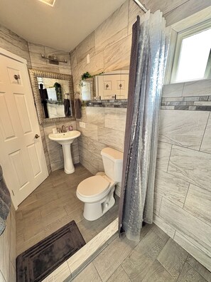 Een haardroger, een bidet, handdoeken, zeep