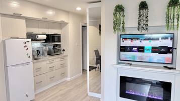 Réfrigérateur, micro-ondes, cafetiÚre/bouilloire, bouilloire électrique