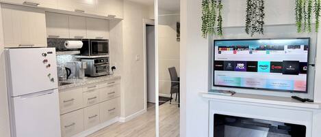 Kühlschrank, Mikrowelle, Wasserkocher mit Kaffee-/Teezubehör