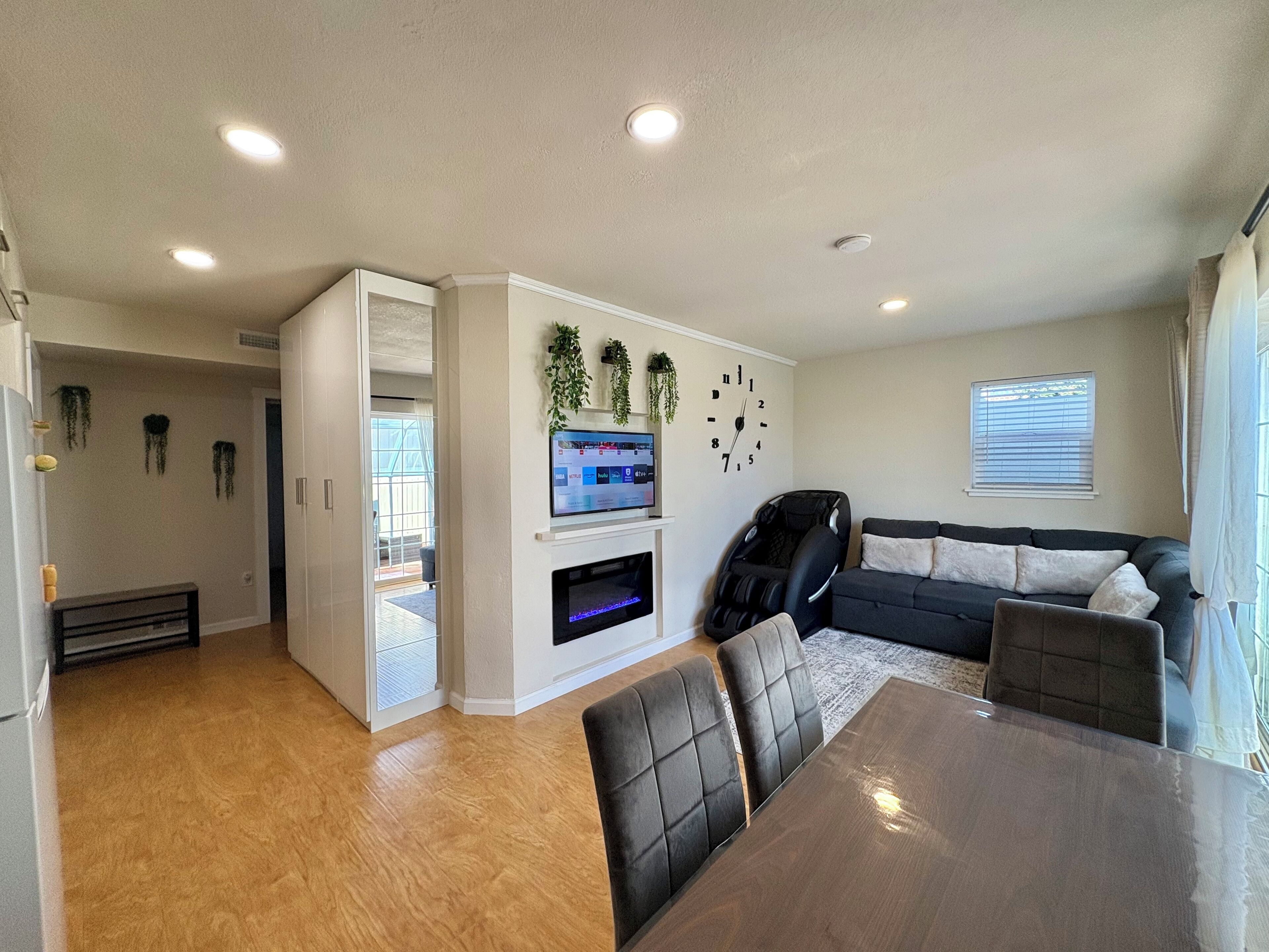 智能电视、壁炉、电子游戏、书