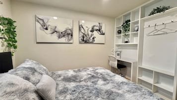 2 bedrooms, in-room safe, desk, iron/ironing board