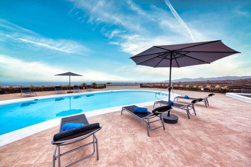 Villa Luciano "Spirit of the Canaries" By Lanzarote Vacation Homes