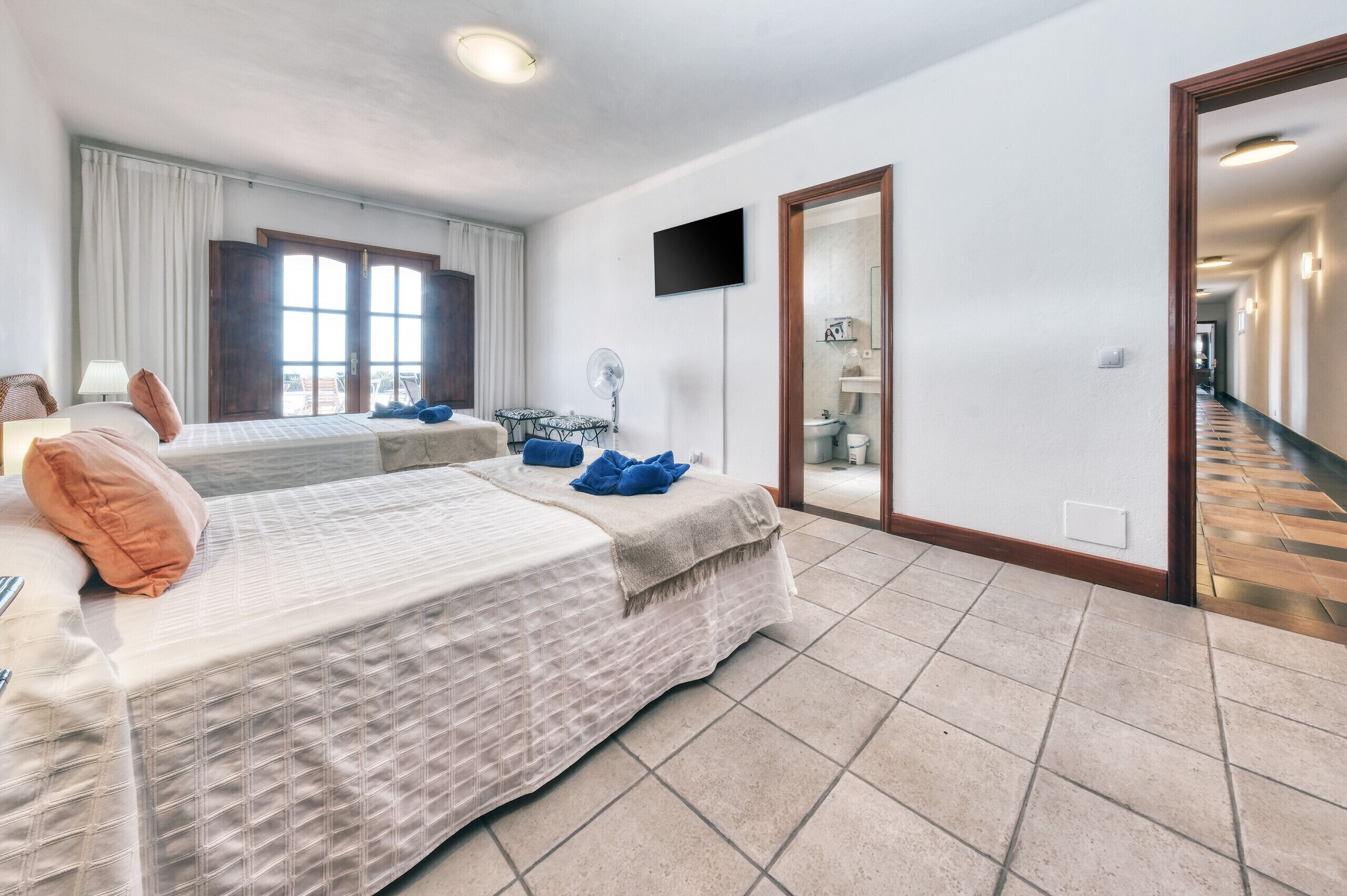 5 bedrooms, desk, iron/ironing board, free WiFi