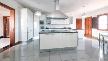 Frigorífico, microondas, horno y placa de cocina