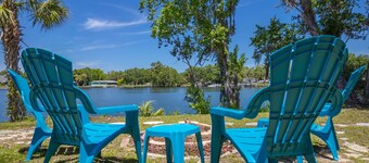 Welcome to the scallop shack! Newly renovated and on the water in Crystal River!