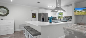 Welcome to the scallop shack! Newly renovated and on the water in Crystal River!