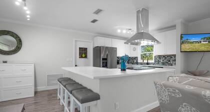 Welcome to the scallop shack! Newly renovated and on the water in Crystal River!