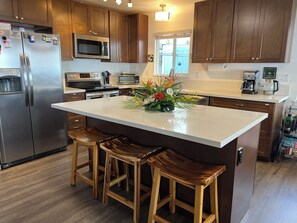 Frigorífico, microondas, horno y placa de cocina