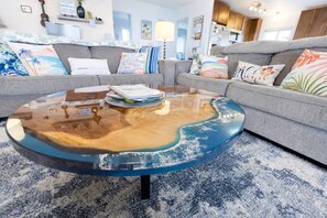 Una Smart TV, videojuegos, libros, un reproductor estéreo