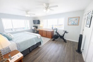 3 chambres, bureau, fer et planche à repasser, lit de bébé portatif