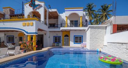 La Casa Mariposa- 4 complete suites with beautiful common areas for whole family