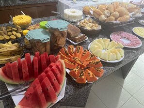 Free daily buffet breakfast - Pousada Porto Feliz (Porto Seguro)