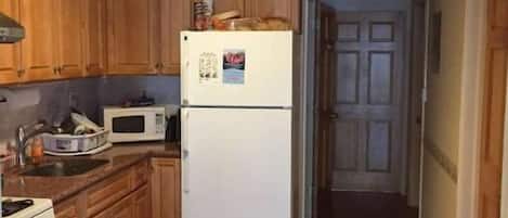 Microwave, oven, stovetop, cookware/dishes/utensils