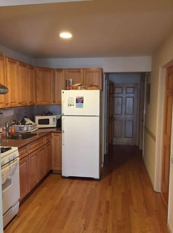 Microwave, oven, stovetop, cookware/dishes/utensils