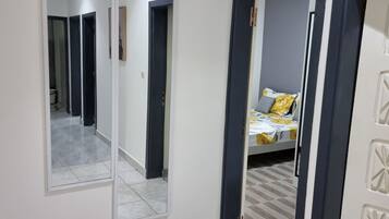 3 habitaciones, tabla de planchar con plancha, wifi y ropa de cama