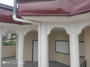 Property grounds - Villa Rozeen, newly renovated, cozy family-friendly Villa! relaxing front porch. (Yaoundé)