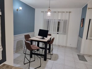 Dining - Villa Rozeen, newly renovated, cozy family-friendly Villa! relaxing front porch. (Yaoundé)