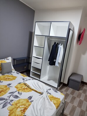 3 bedrooms, iron/ironing board, WiFi, bed sheets - Villa Rozeen, newly renovated, cozy family-friendly Villa! relaxing front porch. (Yaoundé)