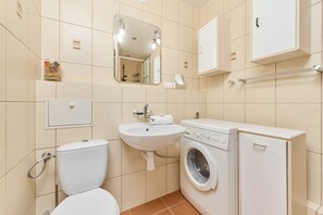 Departamento, 1 habitación, cocina | Baño | Regadera, amenidades de baño gratuitas, toallas, jabón 