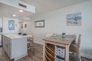 Dining - Oceanfront 1bed/2bath-Water's Edge Resort-206 Indoor/Outdoor Pool & Hot Tub (Garden City Beach)