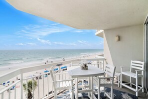 Outdoor dining - Oceanfront 1bed/2bath-Water's Edge Resort-309 Indoor/Outdoor Pool & Hot Tub (Garden City Beach)