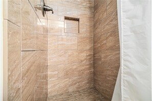 Combined shower/tub, towels