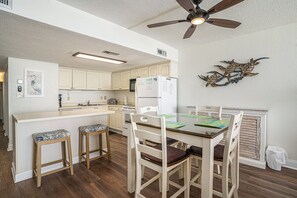 Dining - Oceanfront 2bed/2bath-Water's Edge Resort-711 Indoor/Outdoor Pool & Hot Tub (Garden City Beach)