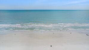 På stranden