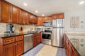 Refrigerador, horno, parrilla de estufa y lavavajillas