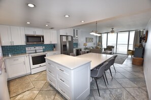 Refrigerador, microondas, horno, placa de cocina