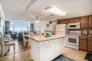 Frigorífico, microondas, horno y placa de cocina