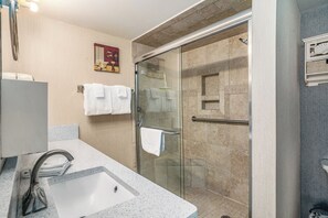 Combined shower/tub, towels - Oceanfront 3bed/2.5bath-Water's Edge Resort-612 Indoor/Outdoor Pool & Hot Tub (Garden City Beach)