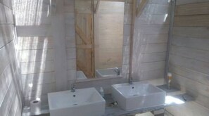 Douche, savon, papier toilette