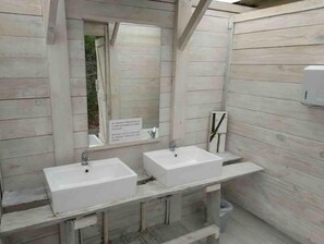Shower, soap, toilet paper - Beachfront Glamping (Salinas)