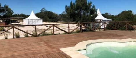 Outdoor spa tub