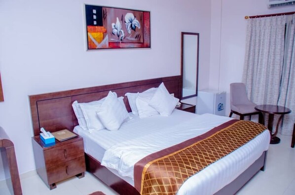 Superior-Doppelzimmer, 1 King-Bett | Zimmersafe, individuell eingerichtet, Bügeleisen/Bügelbrett